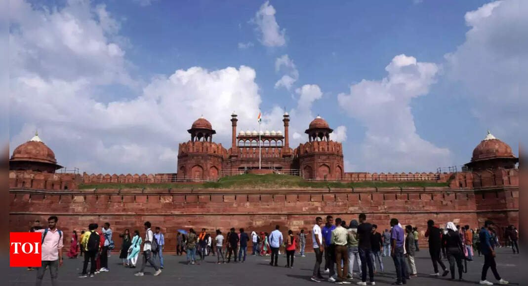security-lapse-at-red-fort:-dummy-bomb-goes-undetected-in-security-drill;-7-personnel-suspended
