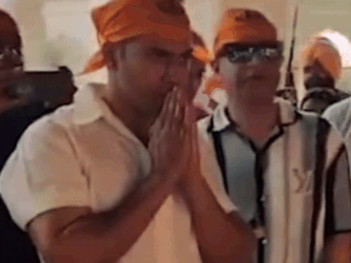 गोल्डन-टेंपल-पहुंचे-एक्टर-वरुण-धवन:निर्माता-भूषण-कुमार-भी-साथ,-बार्डर-2-की-शूटिंग-खत्म-होने-पर-लगाई-अरदास,-माथा-टेका