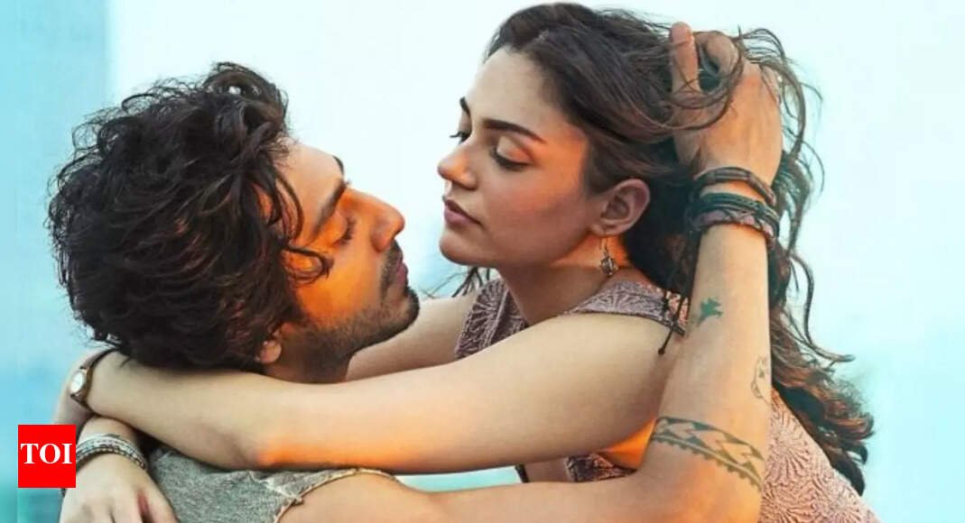 ‘saiyaara’-box-office-collection-day-19:-ahaan-panday-and-aneet-padda’s-romantic-film-slows-down-to-rs-2.5-crore,-total-crosses-rs-304-crore-on-third-tuesday