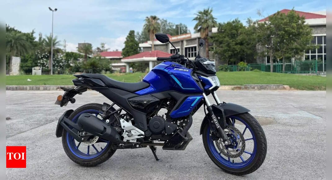 yamaha’s-fz-s-fi-hybrid-review:-more-tech,-more-efficiency,-same-old-dna