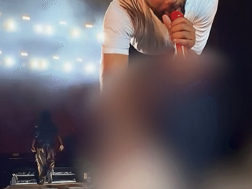 विल-स्मिथ-के-शो-में-फेंका-गया-महिलाओं-का-अंडरगारमेंट:सिंगर-ने-परफॉर्म-करते-हुए-उठाया-और-नीचे-फेंक-दिया,-कहा-सपोर्ट-के-लिए-शुक्रिया