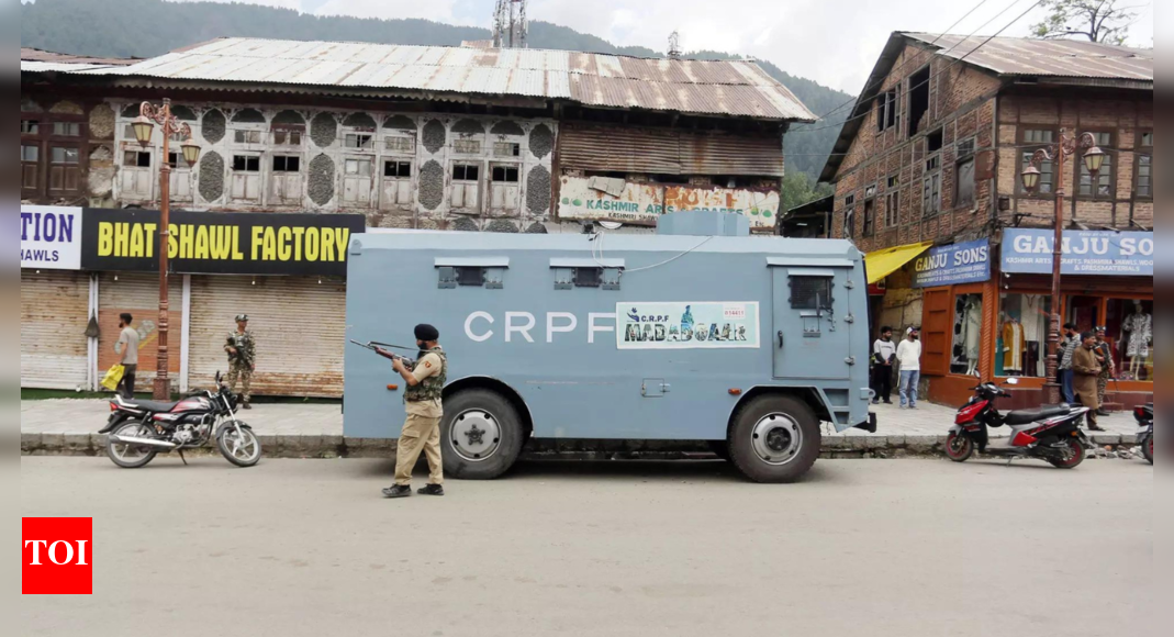 j&k:-bus-carrying-crpf-jawans-falls-into-gorge-in-udhampur;-3-killed,-several-injured
