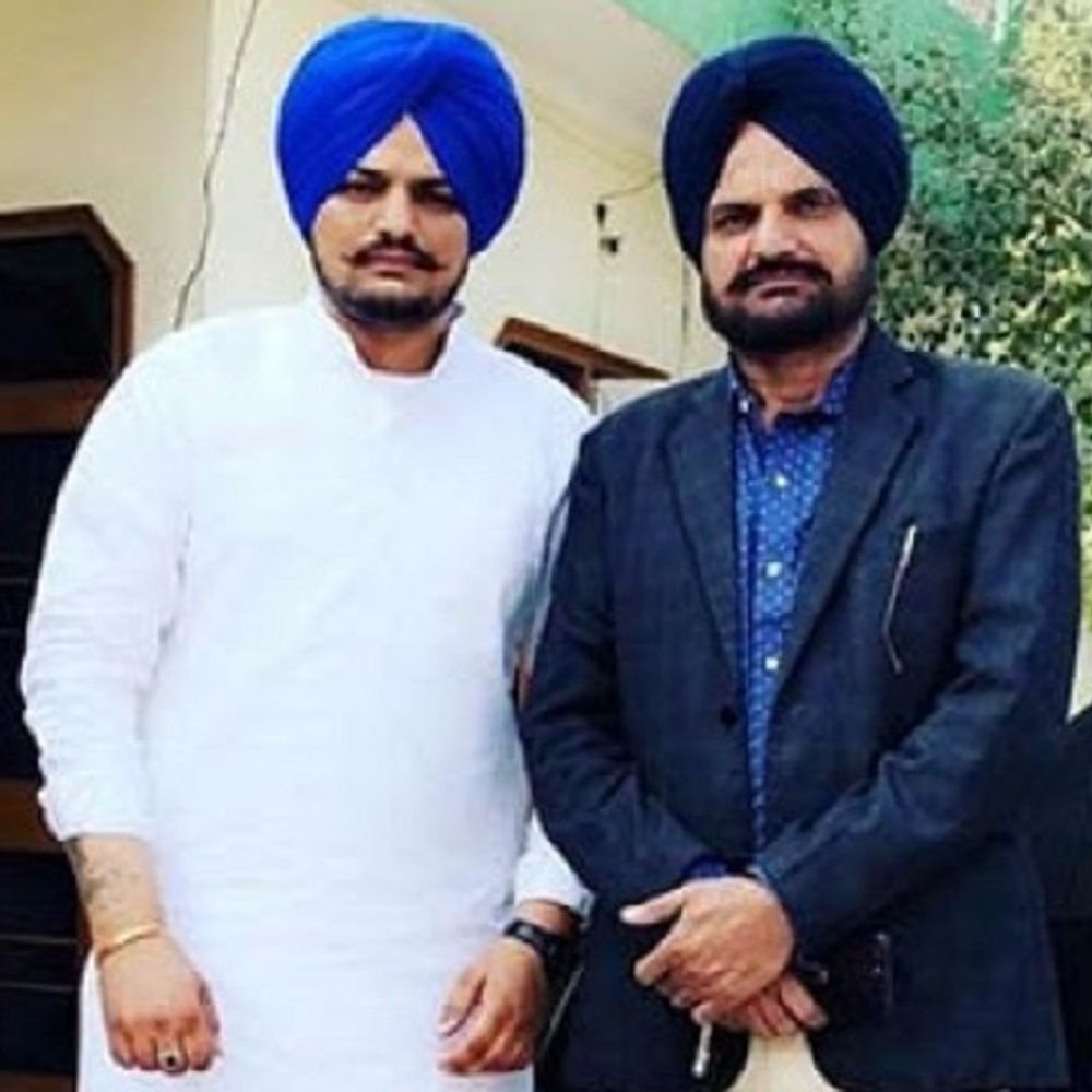 पंजाबी-सिंगर-मूसेवाला-के-पिता-का-छलका-दर्द:प्रतिमा-के-साथ-फोटो-शेयर-किया,-कहा-सच्चाई-का-रास्ता-पैरों-को-अब-दे-रहा-दर्द