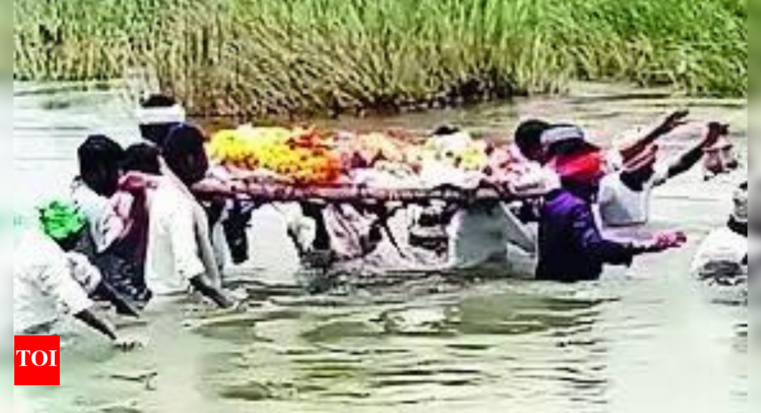 no-road-to-final-rites-in-raichur’s-mukkunda:-pall-bearers-carry-bodies-through-river-to-reach-burial-island;-govt-land-rejected-over-vastu-beliefs