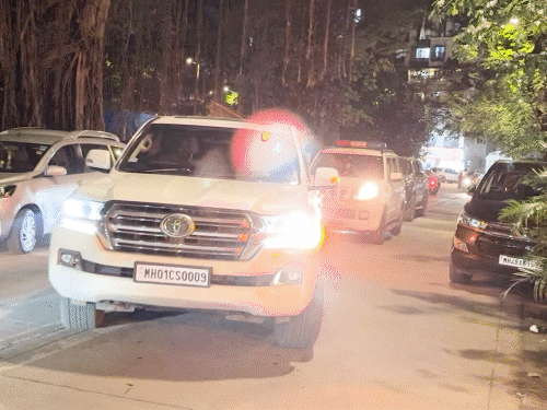 शेरा-के-घर-पहुंचे-सलमान-खान:पिता-को-दी-श्रद्धांजलि,-गाड़ी-से-उतरते-ही-बॉडीगार्ड-को-गले-लगाया