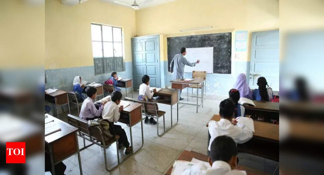 the-curious-case-of-india’s-teacher-shortage-and-rising-literacy