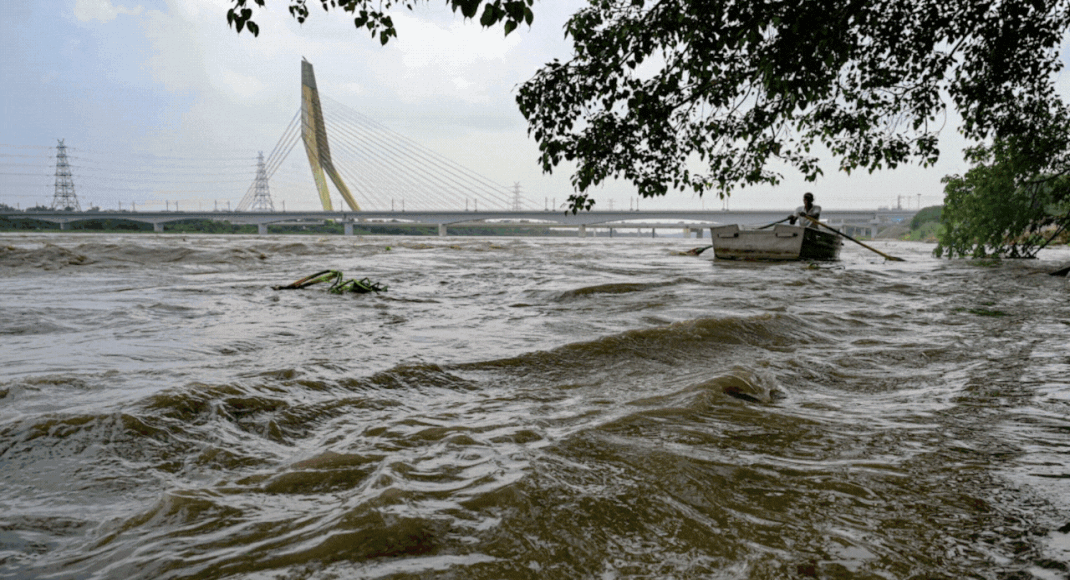 delhi-rains:-yamuna-has-brush-with-‘danger’-for-2-hours;-crosses-205.33m-mark