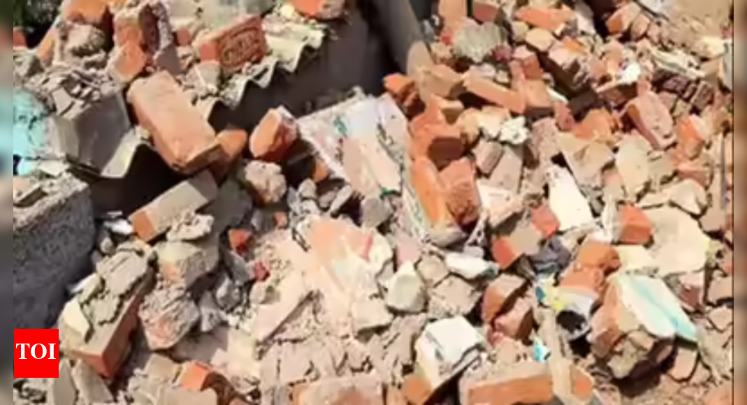 wall-collapses-in-delhi’s-harinagar,-fire-tenders-on-spot