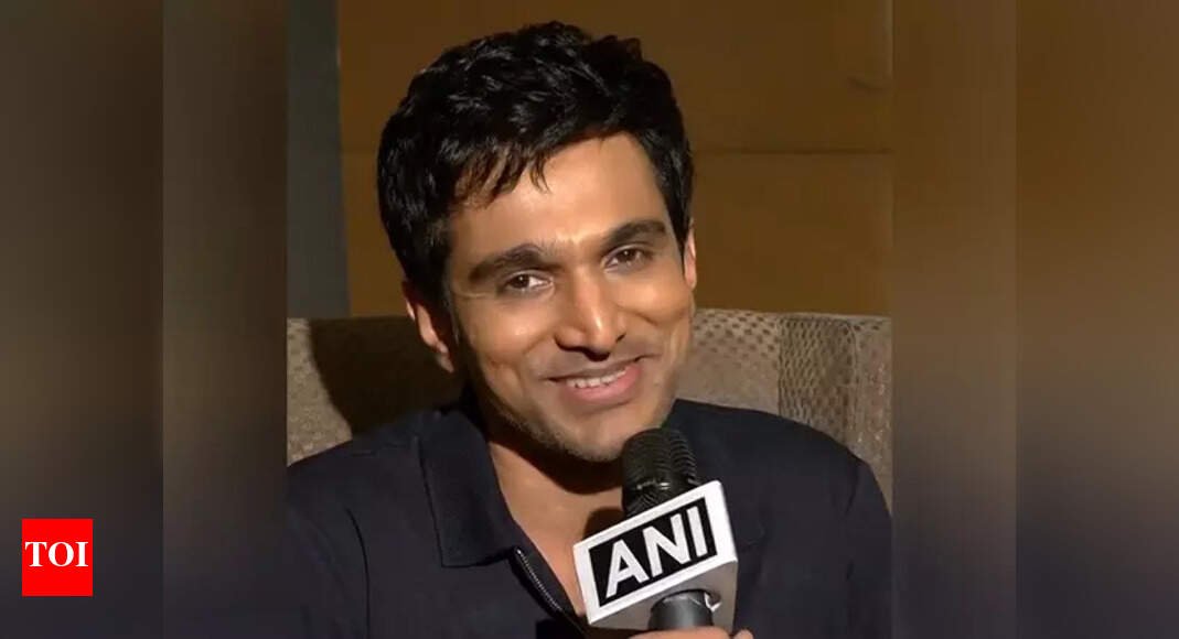 “kab-likh-rhe-ho-yar.”:-pratik-gandhi-humoursly-requests-kunal-khemu-to-pen-‘madgaon-express-2’-script