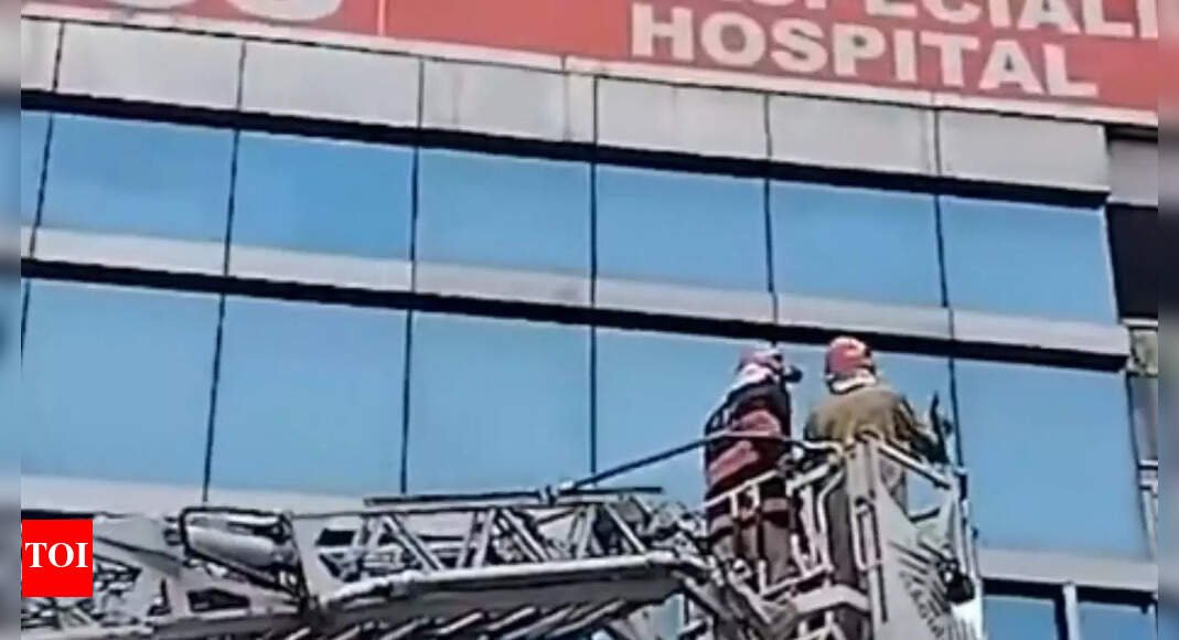1-dead-as-fire-breaks-out-at-delhi’s-anand-vihar-hospital;-11-patients-rescued