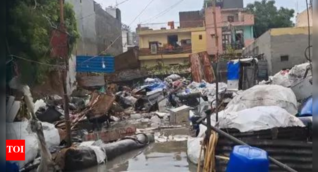‘badi-deewar-gir-gayi-hai’:-families-recall-delhi-wall-collapse-horror;-7-killed