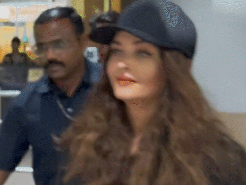 फैमिली-ट्रिप-से-लौटे-अभिषेक-ऐश्वर्या:मां-का-हाथ-थामे-मस्ती-करती-दिखीं-आराध्या,-ऑल-ब्लैक-आउटफिट-में-ट्विनिंग-की;-अभिषेक-के-अंदाज-पर-टिकीं-फैंस-की-नजरें