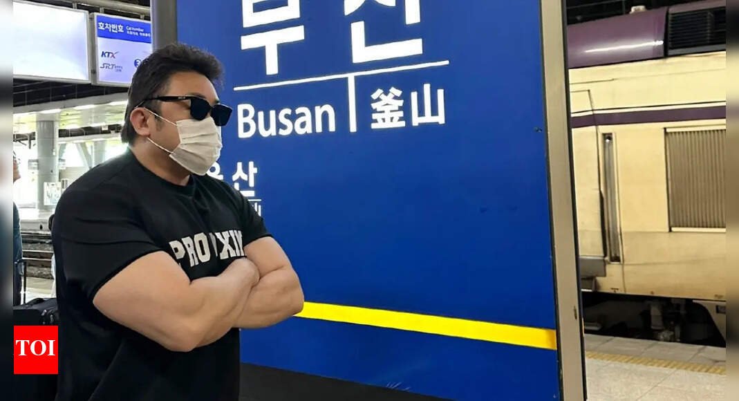 ma-dong-seok’s-epic-disguise-fail-goes-viral;-actor-spotted-at-busan-airport-trying-to-dodge-fans-and-paparazzi