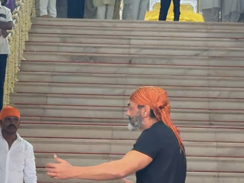 शेरा-के-पिता-की-प्रेयर-मीट-में-पहुंचे-बॉबी-देओल:पहुंचते-ही-गले-लगाया,-सलमान-खान-की-बहन-और-मन्नारा-समेत-कई-सेलेब्स-ने-पहुंचकर-दी-श्रद्धांजलि