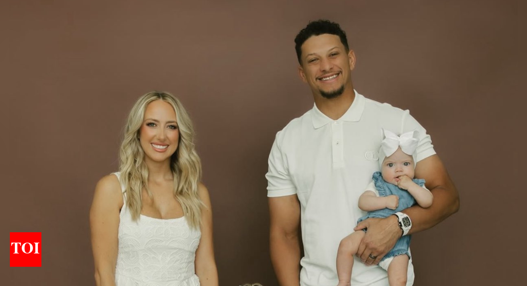 patrick-mahomes-backed-by-family-after-being-benched-by-coach-andy-reid-in-preseason