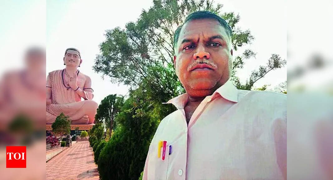 ‘model-of-harmony’:-muslim-teacher-in-karnataka-trains-students-in-sanskrit-for-26-years;-professes-lifelong-love-for-language