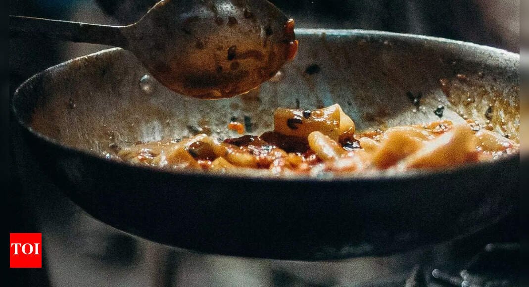 7-foods-that-should-not-be-cooked-in-an-iron-kadhai