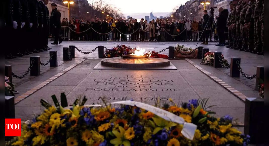 viral-video-shows-man-lighting-cigarette-from-paris’-eternal-flame