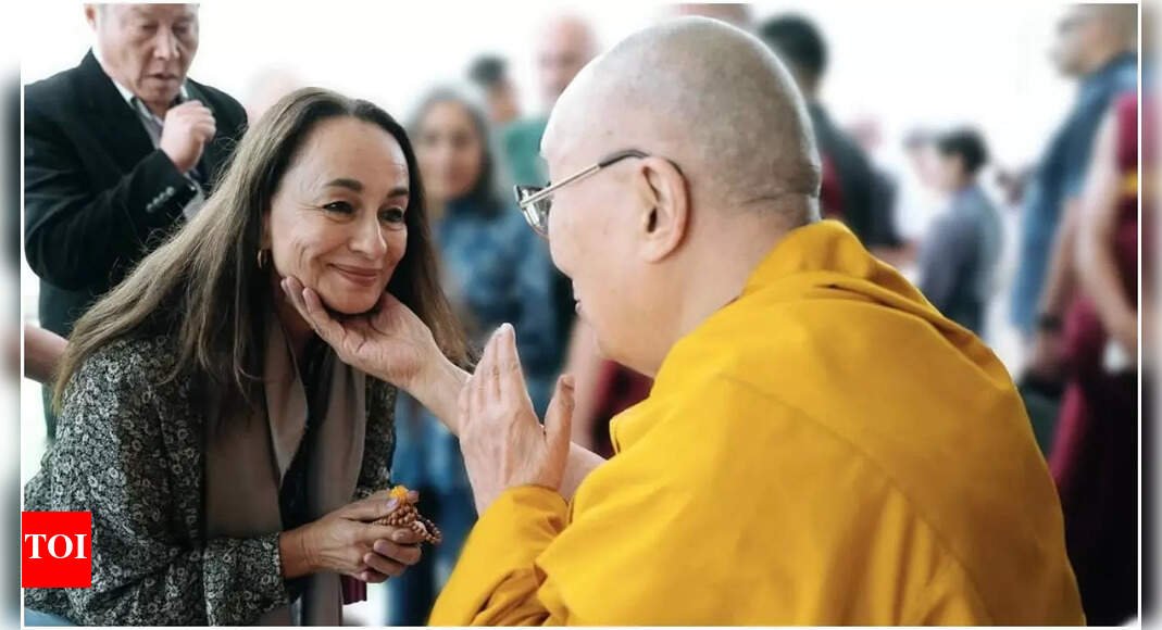 soni-razdan-shares-pictures-of-her-heartfelt-meeting-with-the-dalai-lama:-‘some-experiences-don’t-need-words’
