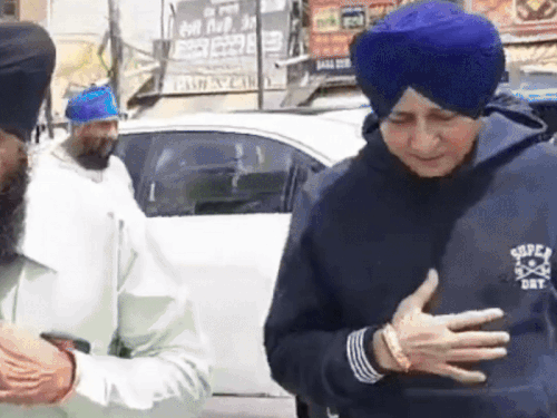 अमृतसर-के-गुरुद्वारा-शहीद-गंज-साहिब-पहुंचे-सुखविंदर-सिंह:निशान-साहिब-की-सेवा-की,-शाहरुख-खान-के-गाने-‘छैया-छैया’-से-पहचान-मिली-थी