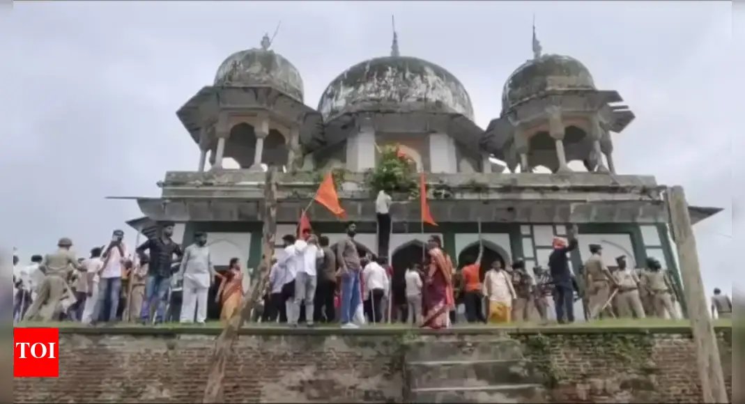 fatehpur-mausoleum-row:-sp-expels-pappu-chauhan-for-‘anti-party-activities’