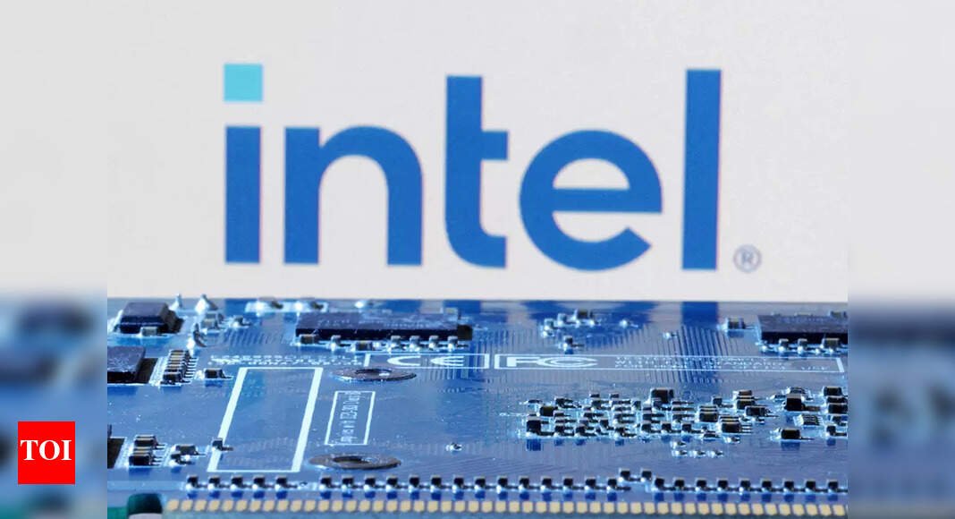 intel-issues-statement-on-ceo’s-meeting-with-trump-after-he-asked-for-his-resignation