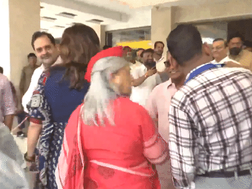 कंगना-ने-जया-बच्चन-को-बताया-मुर्गे-जैसी:शख्स-को-धक्का-मारने-पर-भड़कीं-एक्ट्रेस,-कहा-सिर्फ-अमिताभ-बच्चन-के-कारण-लोग-झेलते-हैं