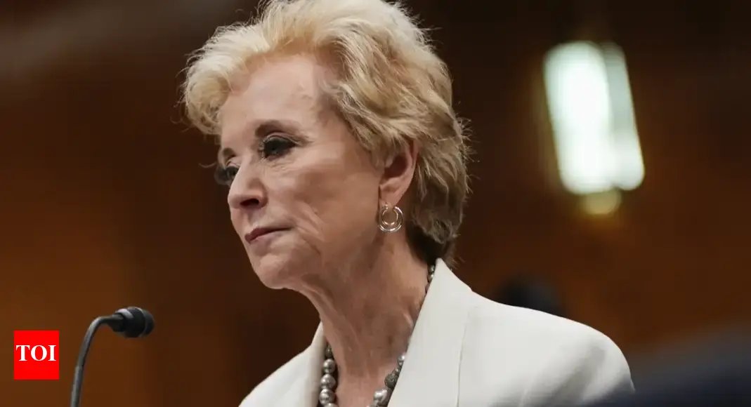 arkansas-leg-of-linda-mcmahon’s-‘returning-education-to-the-states’-tour-draws-parent-protests-over-education-policies