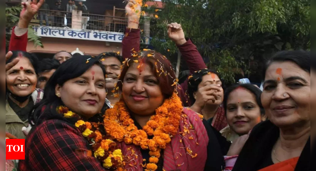 ec-sends-notice-to-muzaffarpur-mayor;-hours-after-tejashwi-said-she-has-2-voter-id-cards