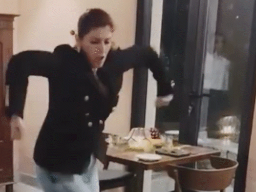 अक्षय-कुमार-का-ट्विंकल-के-डांस-पर-मजाकिया-कमेंट:कहा-टैलेंट-संदिग्ध,-पत्नी-अनमोल;-यूजर्स-ने-पूछा-आपको-डर-नहीं-लगता?