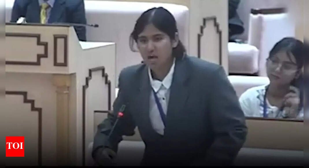 ‘wo-dharm-pooch-ke-marenge-to-…-‘:-bengal-student-sonakshi-bhattacharya’s-fiery-words-on-operation-sindoor-go-viral;-social-media-hails-speech