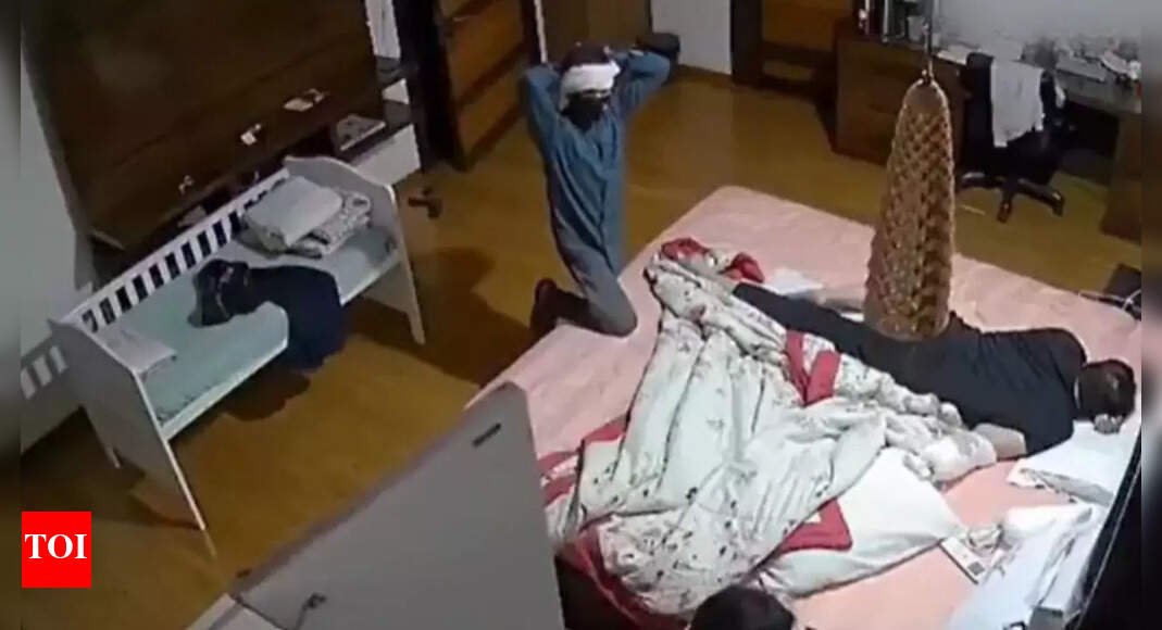 burglars-raid-indore-house;-one-stands-guard-with-rod,-other-loots-almirah