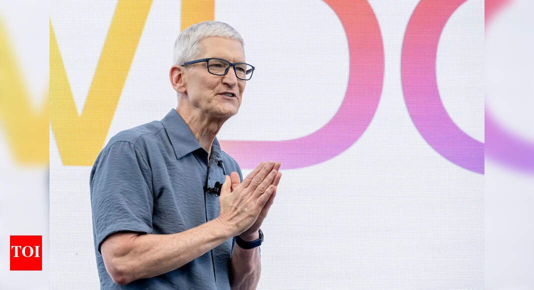 apple-ceo-tim-cook-to-employees-in-townhall:-to-not-use-…-would-leave-us-behind,-and-we-can’t-do-that