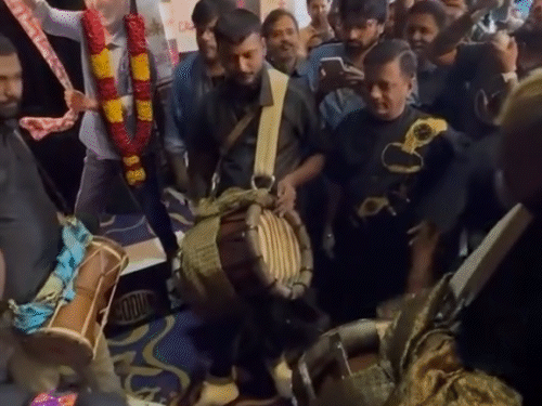 फिल्म-‘कुली’-को-लेकर-फैंस-में-दिखा-जबरदस्त-उत्साह:रजनीकांत-के-पोस्टर-पर-फूल-माला-और-दूध-से-किया-अभिषेक,-ढोल-नगाड़े-की-थाप-पर-नाचे