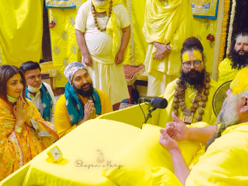 प्रेमानंद-महाराज-से-राज-कुंद्रा-बोले-मेरी-किडनी-ले-लीजिए:शिल्पा-शेट्‌टी-ने-पूछा-राधा-नाम-जप-कैसे-करूं;-संत-ने-दोनों-को-दिया-जवाब