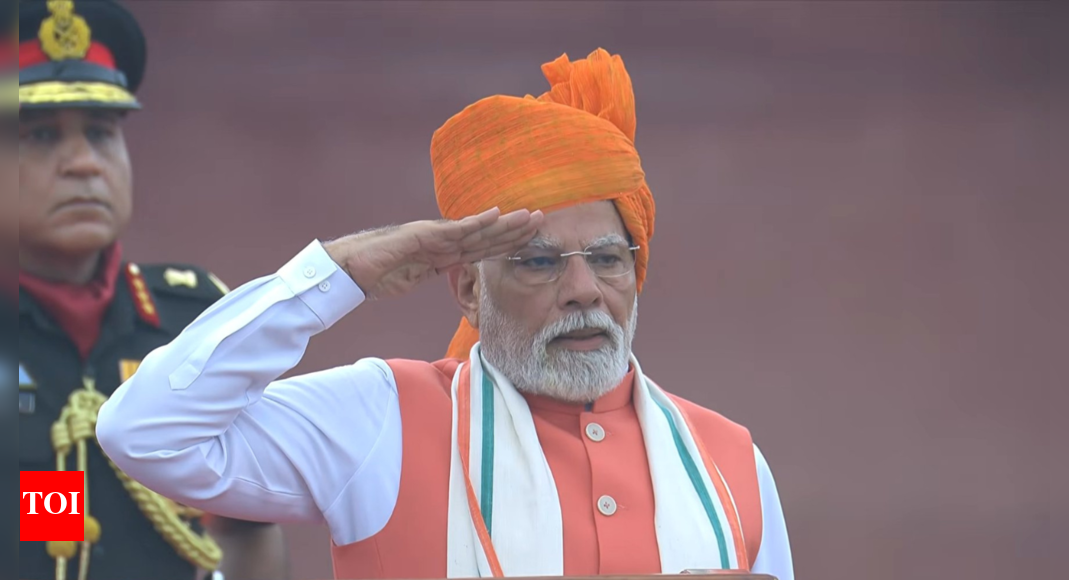 79th-independence-day:-pm-modi-continues-‘safa’-tradition;-opts-for-saffron-turban