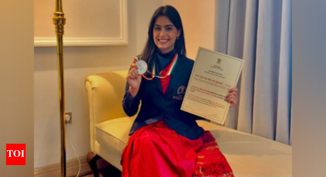 watch:-manu-bhaker-marks-independence-day-with-violin-tribute-to-the-national-anthem