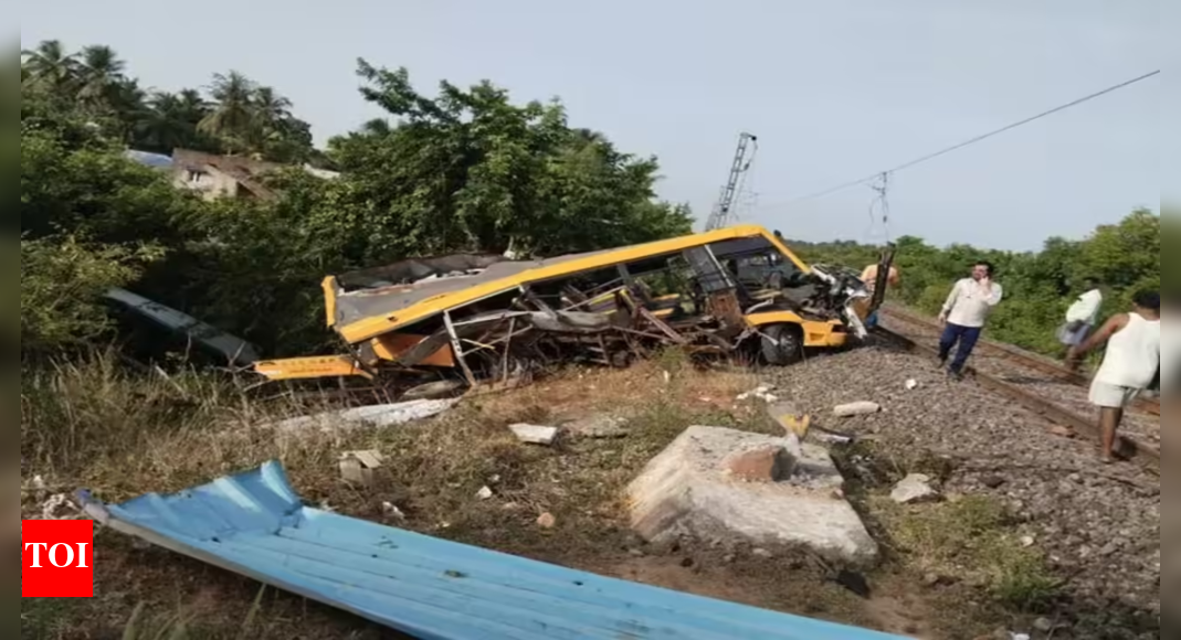 10-dead,-35-injured-as-bihar-bound-bus-rams-into-truck-in-west-bengal’s-burdwan