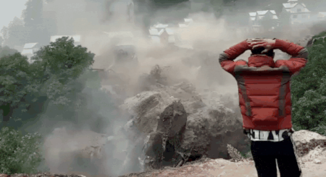 kishtwar-cloudburst:-videos-show-moment-flash-floods-struck-area-–-watch