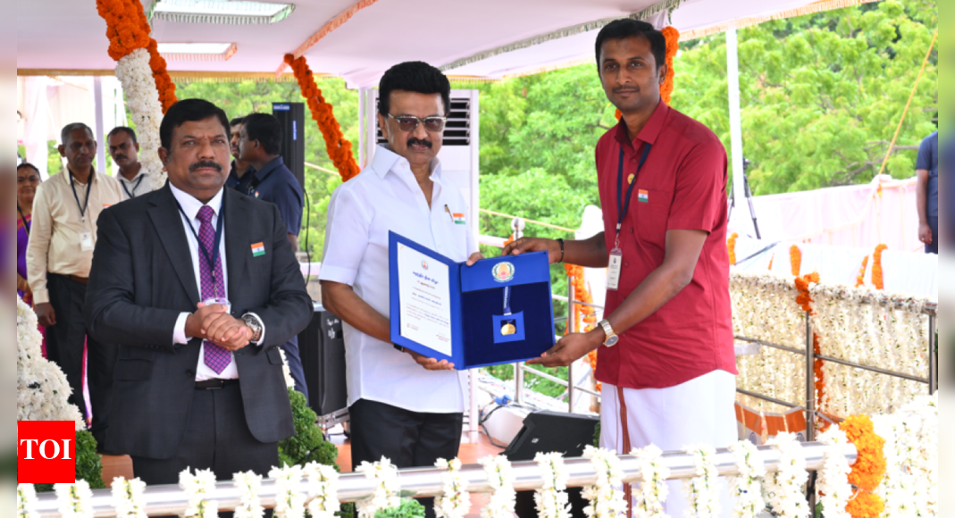 coimbatore-based-social-activist-gets-cm’s-award