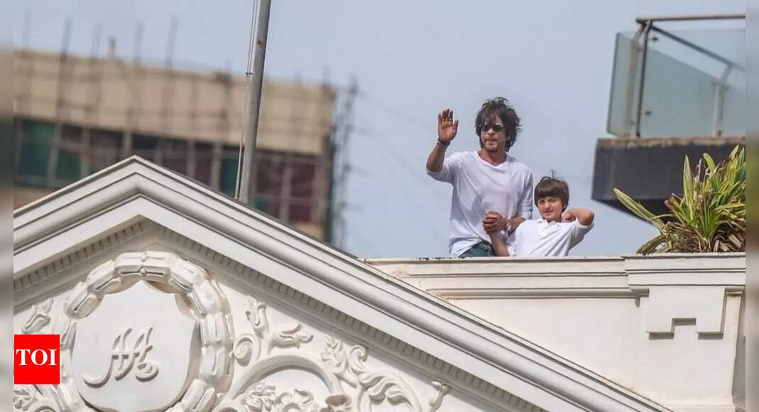 shah-rukh-khan-makes-a-special-appearance-with-abram-from-mannat-to-mark-india’s-79th-independence-day:-‘our-greatest-gift’
