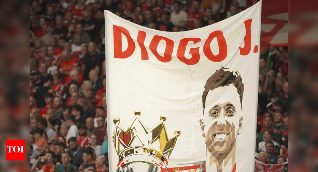 ‘you’ll-never-walk-alone’:-liverpool-pays-heartfelt-tribute-to-diogo-jota-and-andre-silva-–-watch