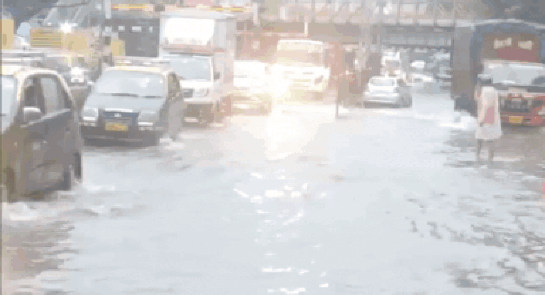mumbai-rains:-heavy-downpour-floods-streets,-railway-tracks-flooded,-red-alert-sounded