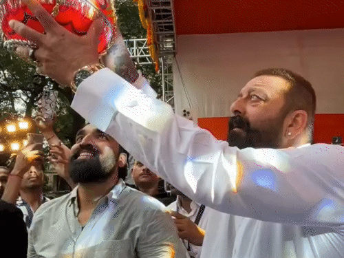 संजय-दत्त-ने-फोड़ी-मटकी:अनुपम-खेर-से-लेकर-कंगना-रनोट-ने-दी-जन्माष्टमी-की-शुभकामनाएं,-भगवान-कृष्ण-की-भक्ति-में-लीन-दिखीं-मौनी-रॉय