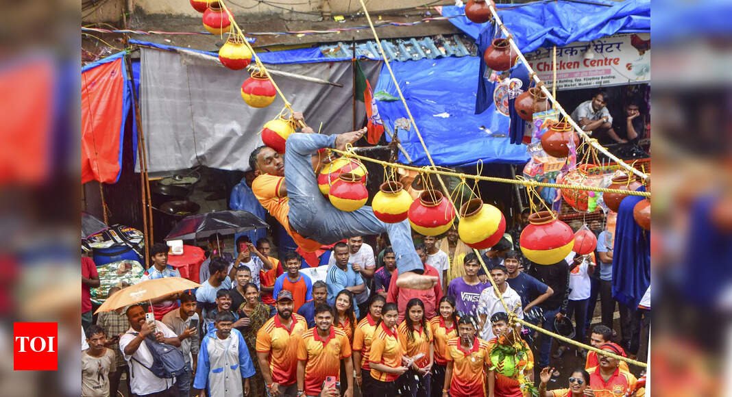 2-die,-95-injured-during-mumbai-dahi-handi-festivities