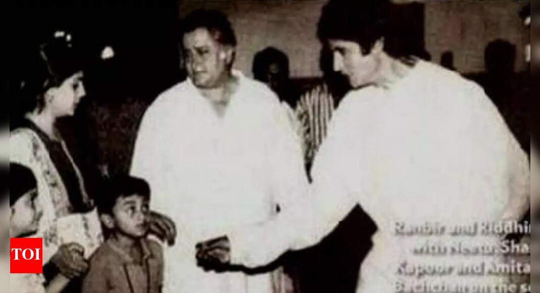 this-throwback-picture-of-young-ranbir-kapoor-with-amitabh-bachchan-in-all-things-gold-–-deets-inside