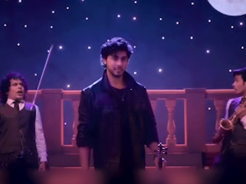 आर्यन-खान-की-सीरीज-का-फर्स्ट-लुक-रिलीज:शाहरुख-के-आइकॉनिक-डायलॉग-में-आर्यन-ने-दिया-ट्विस्ट,-कहा-पिक्चर-सालों-से-बाकी-है,-लेकिन-सीरीज-अब-शुरू-होगी