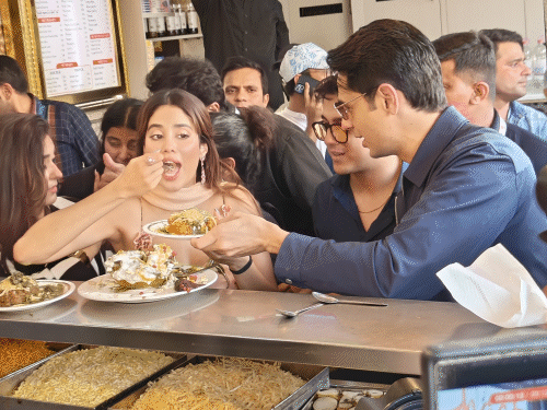 एक्ट्रेस-जाह्नवी-कपूर-ने-भीड़-में-गिरी-बच्ची-को-दुलारा:लखनऊ-में-सिद्धार्थ-मल्होत्रा-के-साथ-चाट-खाई,-बोलीं-तीखा-कम-रहेगा