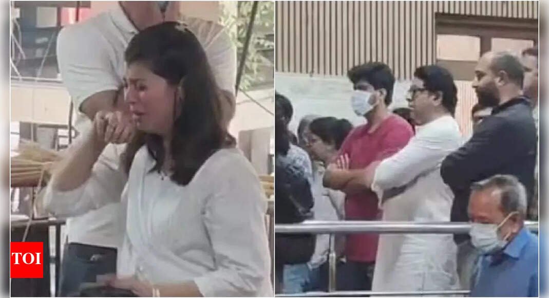 jyoti-chandekar-funeral:-tejaswini-pandit-breaks-down-inconsolably-while-performing-last-rites-of-her-mother,-raj-thackeray-offers-condolences