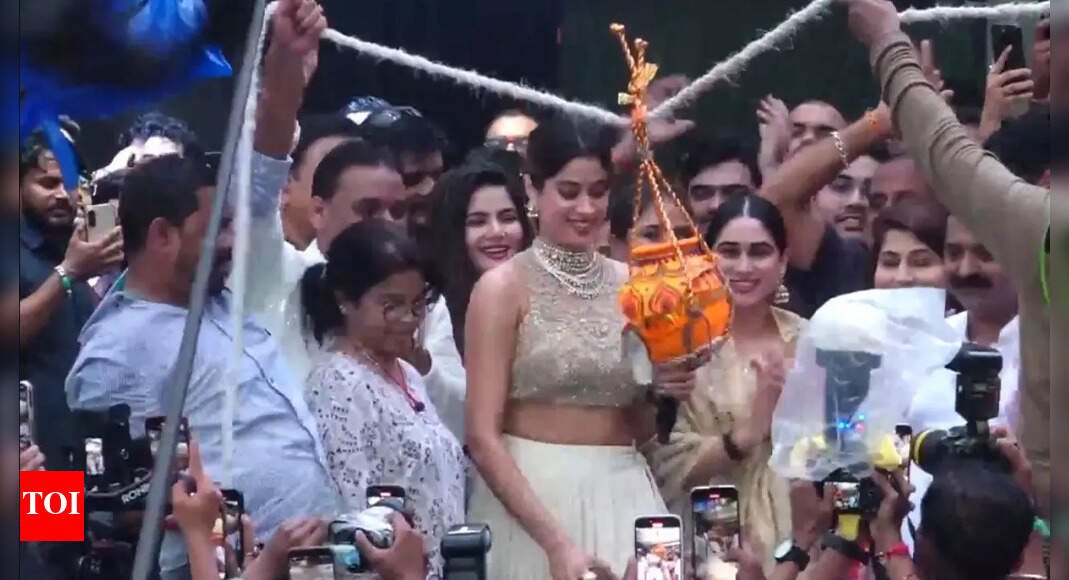 janhvi-kapoor-responds-to-trolling-over-saying-‘bharat-mata-ki-jai’-at-dahi-handi-event:-‘unke-bolne-ke-baad-nahi-bolti-toh-problem’